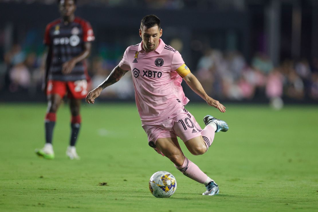 FORT LAUDERDALE, FLORIDA - SEPTEMBER 20: Lionel Messi #10 of Inter Miami takes a shot during the first half during a match between Toronto FC and Inter Miami CF at DRV PNK Stadium on September 20, 2023 in Fort Lauderdale, Florida. (Photo by Carmen Mandato/Getty Images)