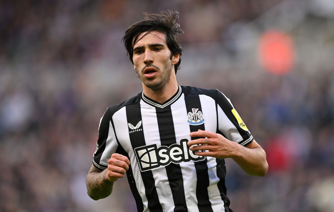 NEWCASTLE UPON TYNE, ENGLAND - OCTOBER 21: Sandro Tonali of Newcastle in action during the Premier League match between Newcastle United and Crystal Palace at St. James Park on October 21, 2023 in Newcastle upon Tyne, England. (Photo by Stu Forster/Getty Images)